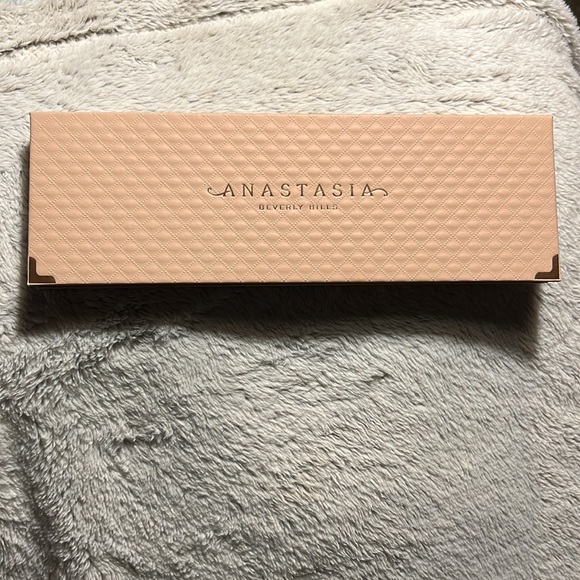 Anastasia Beverly Hills Palette - Picture 3 of 7